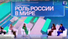 Panel z udziałem młodych ludzi. Rosyjski napis na ekranie 