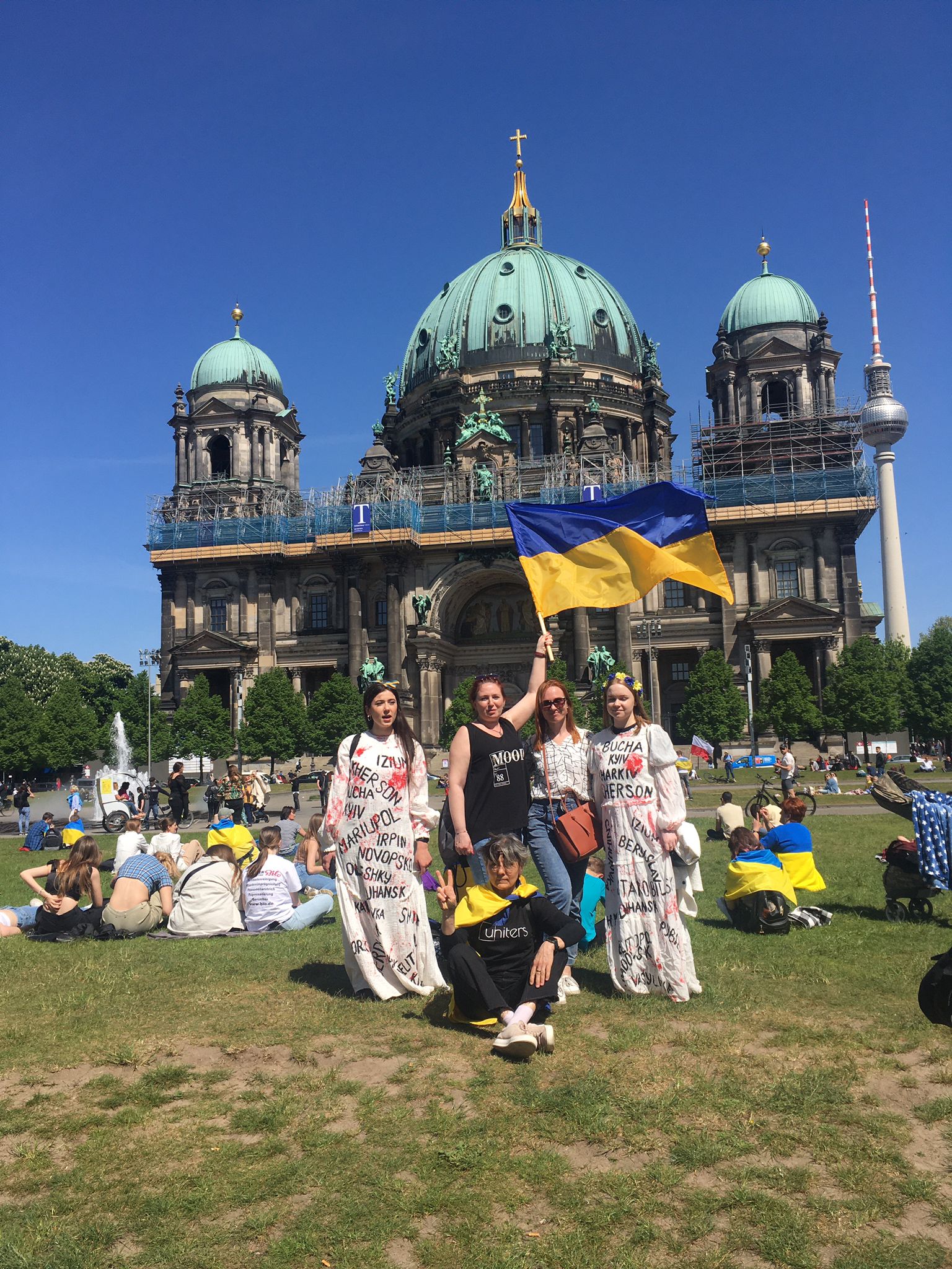 Ukrainian women on Victory Day in Berlin, May 8, 2022, photo by A. Szczęśniak