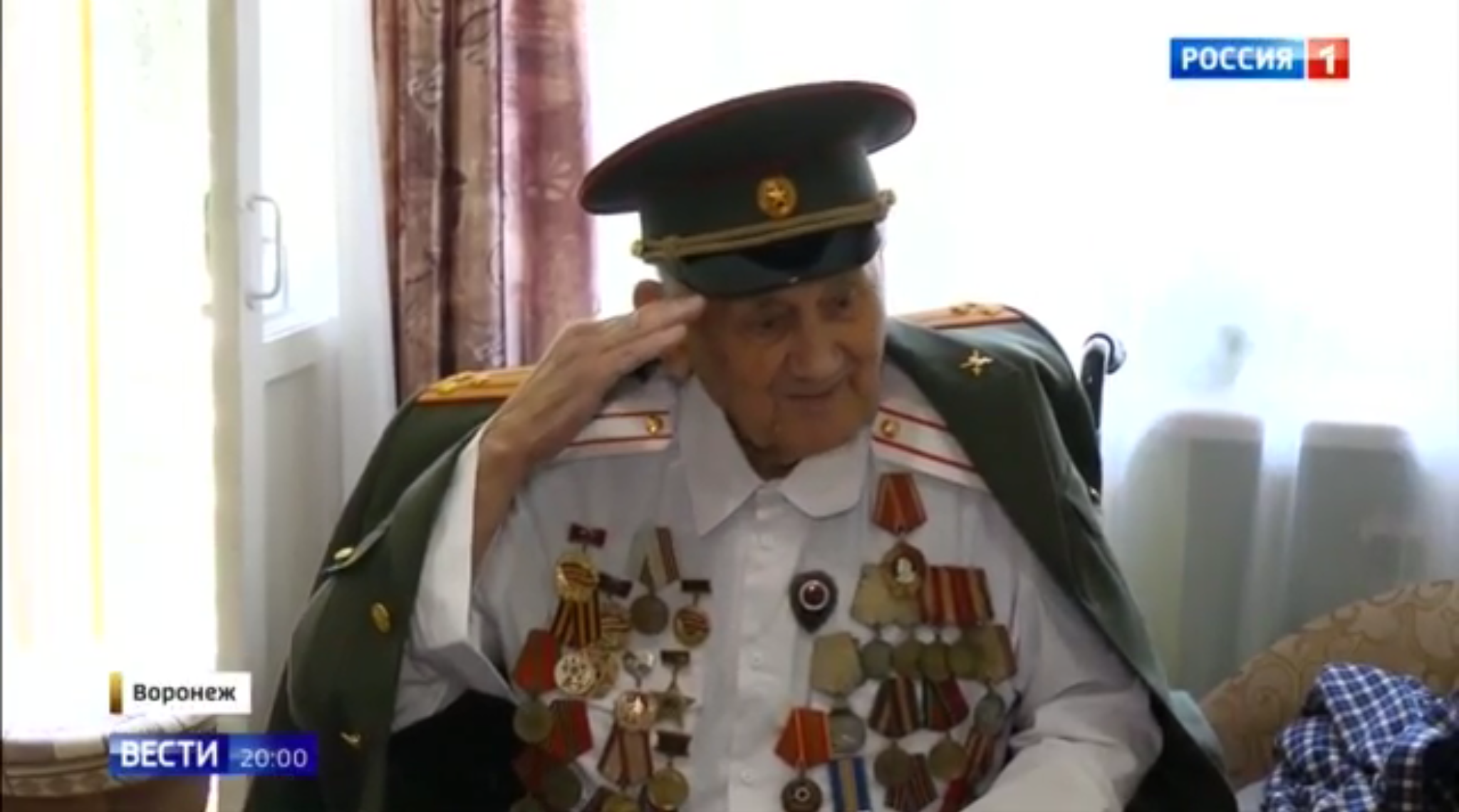 Un bătrân care poartă un tricou este un decor