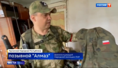 Żołnierz rosyjski pokazuje kurtkę wojskową z polską naszywką