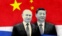 Władimir Putin i Xi Jinping, między nimi kolory flagi rosyjskiej, w tle flaga chińska