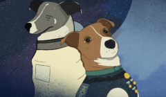 Ilustracja przedstawiająca psa o imieniu Patron/ (rasy Jack Russel Terrier) w kamizelce kuloodpornej, a na drugim planie suczkę Łajkę w skafandrze kosmicznym