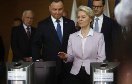 Obok siebie stoją Andrzej Duda, Ursula von der Leyen i Mateusz Morawiecki