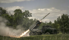 rakieta wystrzelona z wyrzutni wieloprowadnicowej MLRS wzbija się w powietrze