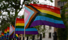 ustawione w rzędzie tęczowe flagi społeczności LGBTQ