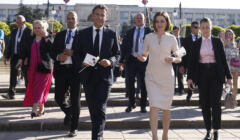 Prezydent Francji Emmanuel Macron i prezydentka Mołdawii Maia Sandu spacerują po Kiszyniowie