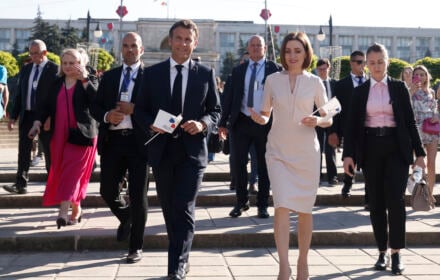 Prezydent Francji Emmanuel Macron i prezydentka Mołdawii Maia Sandu spacerują po Kiszyniowie