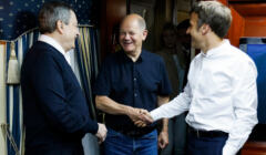Ściskają sobie ręce od lewej: premier Włoch Mario Draghi, kanclerz Niemiec Olaf Scholz i prezydent Francji Emmanuel Macron