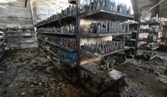 Zniszczone półki sklepowe w zbombardowanym przez Rosjan centrum handlowym
