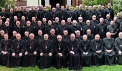 wspólne zdjęcie polskich biskupów przypominające zdjęcia klasowe
