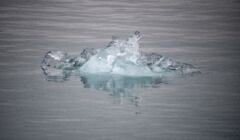 dryfujący w morzu blok lodu