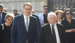 Dwaj mężczyźni w garnitiuach (wysoki i niski) idą: Mateusz Morawiecki i Jarosław Kaczyński