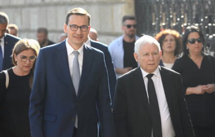 Dwaj mężczyźni w garnitiuach (wysoki i niski) idą: Mateusz Morawiecki i Jarosław Kaczyński