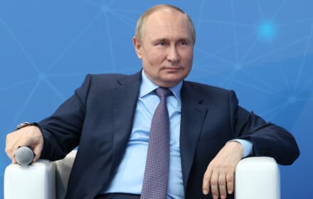 "Scholz, Macron i Draghi za zamkniętymi drzwiami namawiali Zełenskiego do rozpoczęcia w najbliższych miesiącach - po spodziewanym upadku Donbasu - negocjacji z Rosją i do porozumienia pokojowego"
Komentarz w niemieckim "Die Welt"