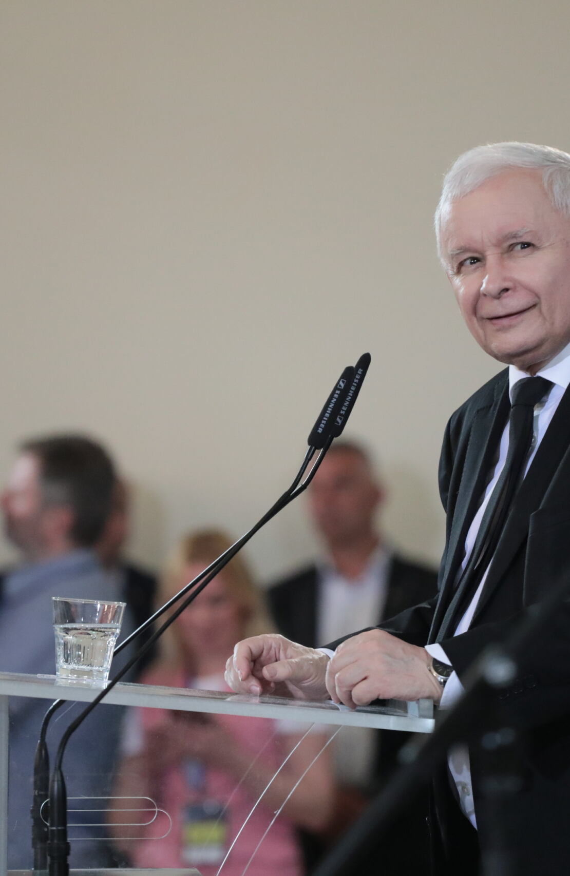 „Do wpół do szóstej byłem mężczyzną, teraz jestem kobietą”. Kaczyński rechocze, osoby transpłciowe cierpią