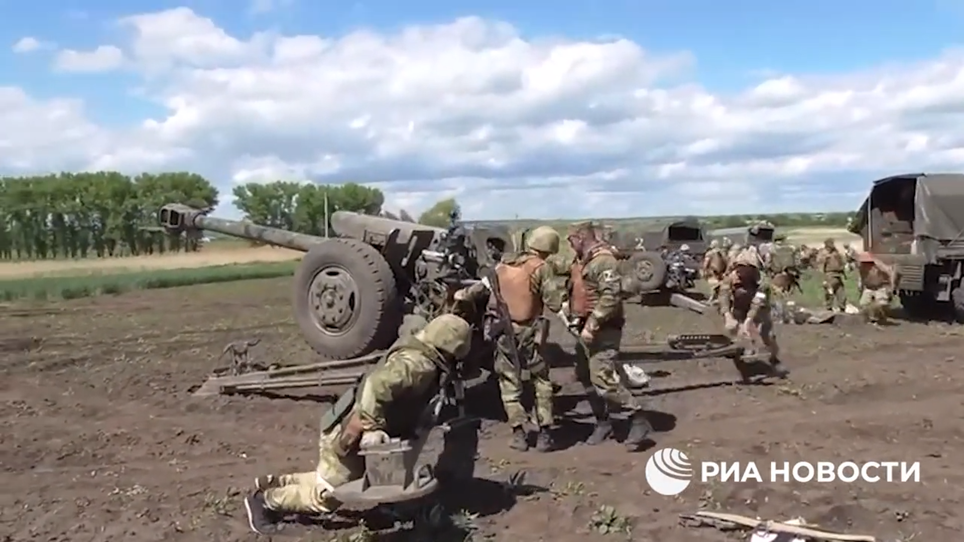 Żpołnierze ładują pociski do armaty