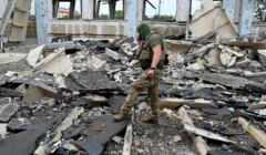 Ruiny budynków centrum sportowego politechniki w Charkowie zniszczonego przez rosyjską rakietę