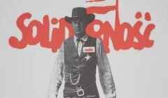 Plakat z aktorem Johnem Waynem z odznaką Solidarności