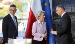 Mężczyzna, premier Morawiecki, z lewej, w środku kobieta, Ursula von der Leyen, z prawej nachylony do niej mężczyzna, Andrzej Duda