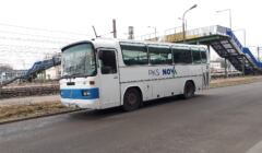 Biały autobus z napisem NOVA