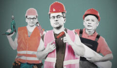 Kolaż przedstawia Mateusza Morawieckiego, Piotra Mullera i Jarosława Kaczyńskiego w strojach budowlańców