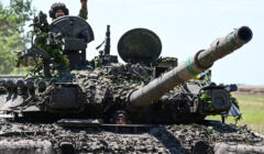 Ukraińscy żołnierze prowadzą czołg T-72 na linii frontu na wschodzie Ukrainy 13 lipca 2022 roku, podczas rosyjskiej inwazji na Ukrainę.