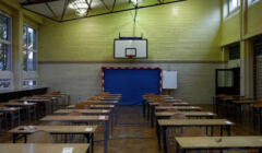 Sala gimnastyczna przygotowana do egzaminu (stoliki ustawione rzędami)