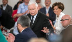 Jarosław Kaczyński gestem uspokaja klaszczącą publiczność