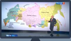 Mężczyzna przed mapa przedstawiającą możliwy podział Rosji