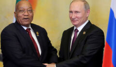 Jacob Zuma z prawej ściska rękę Władimira Putina z prawej