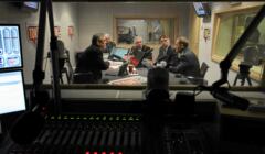 pięciu panów w słusznym wieku w studiu radiowym