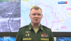 Mężczyzna w rosyjskim mundurze na tle mapy Ukrainy