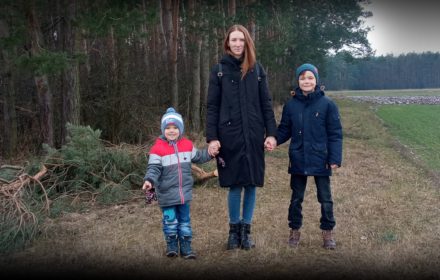 Kobieta na spacerze z dwójką dzieci