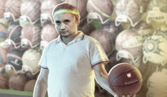 Zbigniew Ziobry, stylizowany na wuefistę, trzyma piłkę do koszykówki z logo swojego ministerstwa