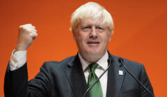 Boris Johnson z pięścią wzniesioną