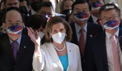 Wizyta szefowej Izby Reprezentantów USA Nancy Pelosi (C) macha do dziennikarzy podczas jej przybycia do Parlamentu w Tajpej, 3 sierpnia 2022 r.