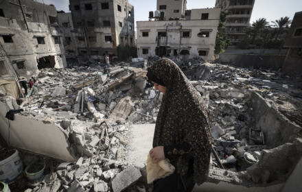 Palestyńska kobieta sprawdza uszkodzenia, gdy przechodzi przez gruzy przed swoim domem w mieście Gaza wcześnie 8 sierpnia 2022 roku, po zawieszeniu broni między Izraelem a palestyńskimi bojownikami. - Izrael zgodził się wczoraj wieczorem na proponowany przez Egipt rozejm z w Gazie z Islamskim Dżihadem po trzech dniach intensywnego konfliktu.