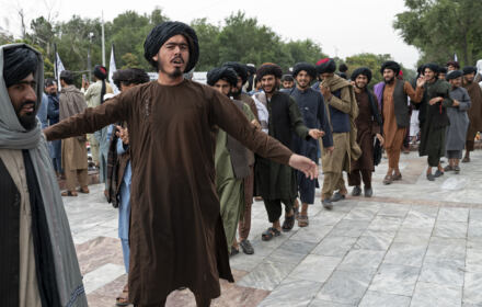 Mężczyźni w turbanach tańczą - talibowie