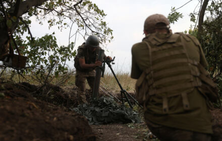 Ukraińscy żołnierze przygotowują wyrzutnię moździerza na stanowisku wzdłuż linii frontu w regionie Doniecka 15 sierpnia 2022 r., podczas inwazji Rosji na Ukrainę.