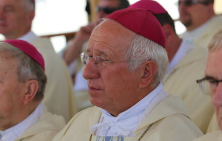 Biskup Andrzej Dziuba siedzi zasmucony na kościelnej uroczystości