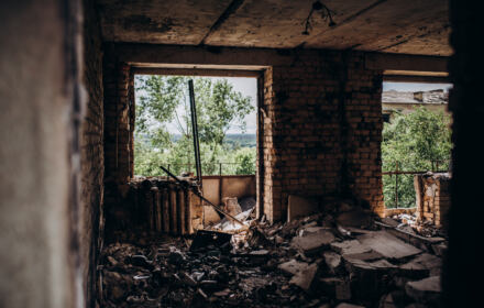 To pierwsza rzecz, którą niszczą rosyjskie rakiety. Fundacja Brda wysyła okna do Ukrainy