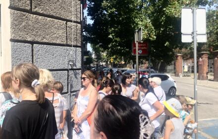 „Z tego, co uzbieram, próbujemy przeżyć”. Ukrainki z dziećmi stoją w kolejkach po jedzenie