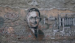 Rysunek na murze przedstawiający sylwetke mężczyzny w okularach - to Marian Rejewski