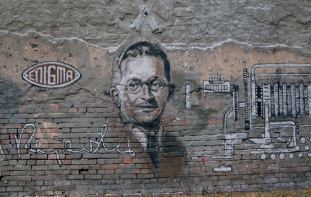 Rysunek na murze przedstawiający sylwetke mężczyzny w okularach - to Marian Rejewski
