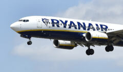 Lecący samolot z napisem na kadłubie Ryanair