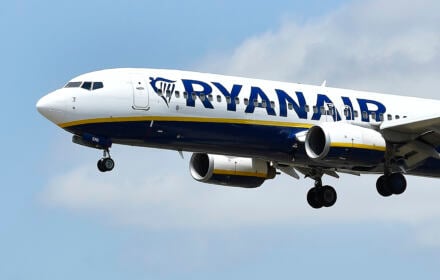 Lecący samolot z napisem na kadłubie Ryanair