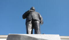 pomnik Lecha Kaczyńskiego widziany od dołu