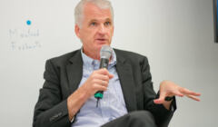 Timothy Snyder, amerykański historyk, profesor Uniwersytetu Yale podczas wykładu na Europejskim Forum w Alpbach w Austrii w 2022 roku