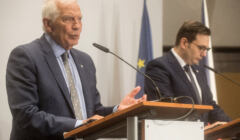 Dwa mężczyźni przed mikrofonami podczas konferencji prasowej, szef MSZ Czech i szef dyplomacji UE
