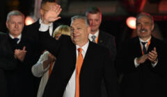 Viktor Orban w towarzystwie partyjnych kolegów cieszy się ze zwycięstwa.